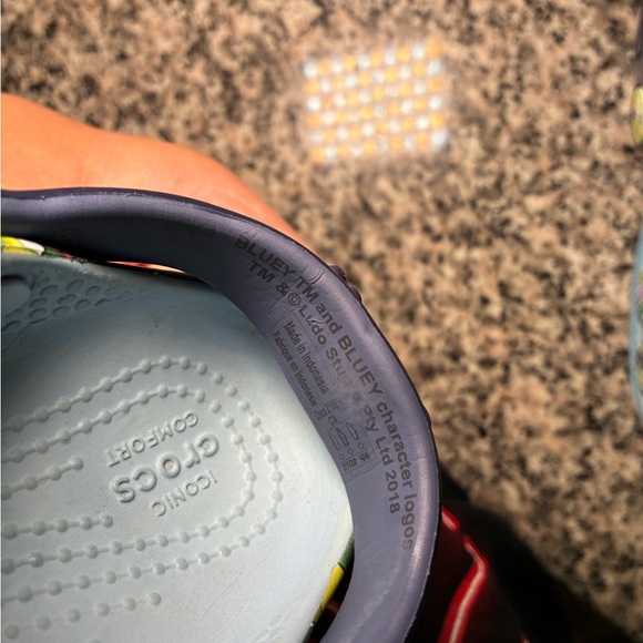 Crocs Bluey 8C classic Clog - Picture 2 of 9